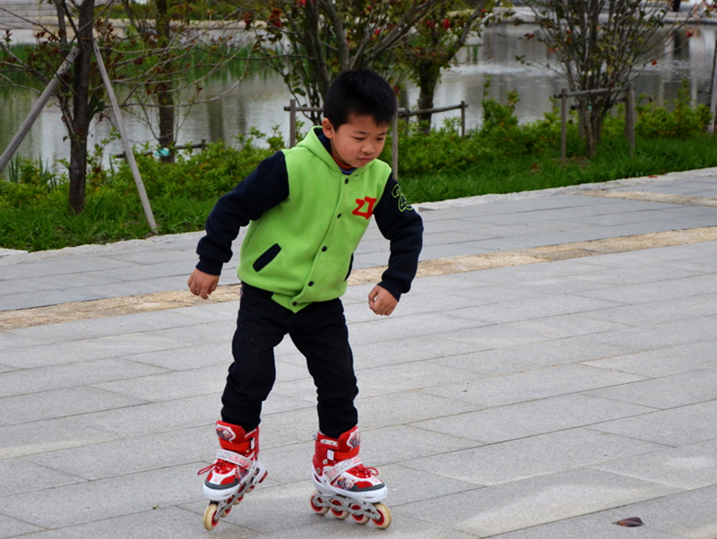 溜冰被几个男人一起玩-溜冰被几个男人一起玩