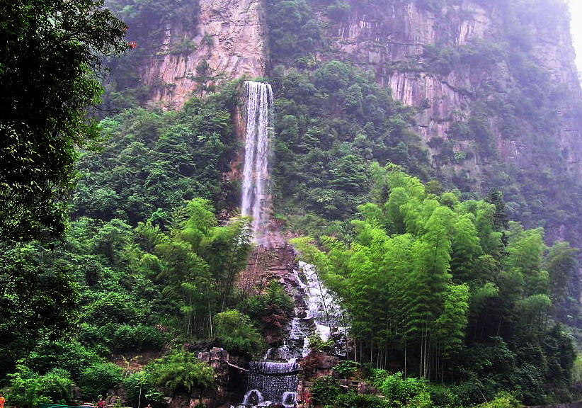 遥看瀑布挂前川