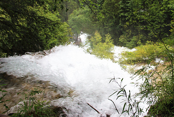 猜成语气下面有山有水_看图猜成语