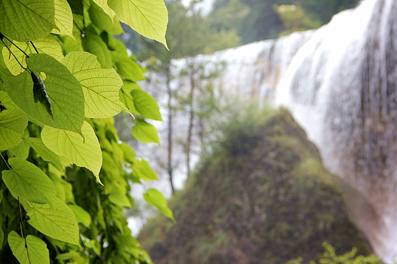 猜成语气下面有山有水_看图猜成语