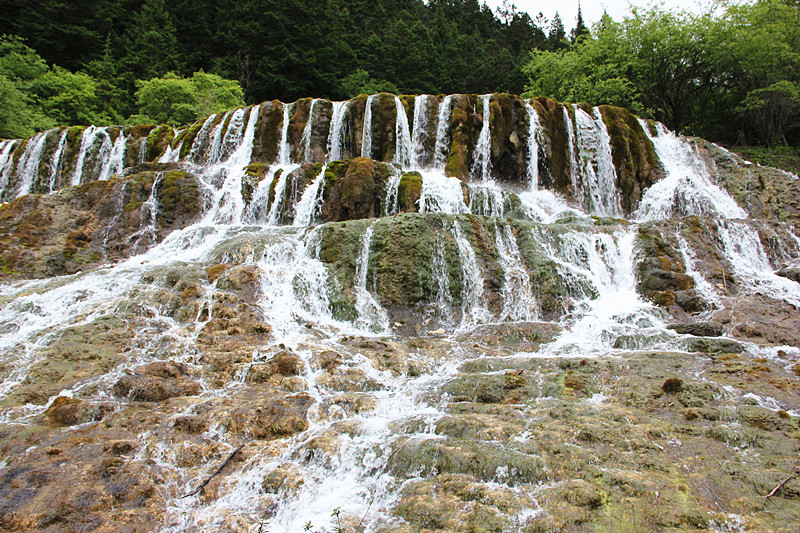 猜成语气下面有山有水_看图猜成语