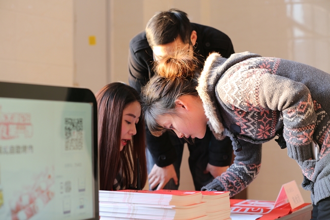 现场有微信打印机供参加活动的网友手机打印照片