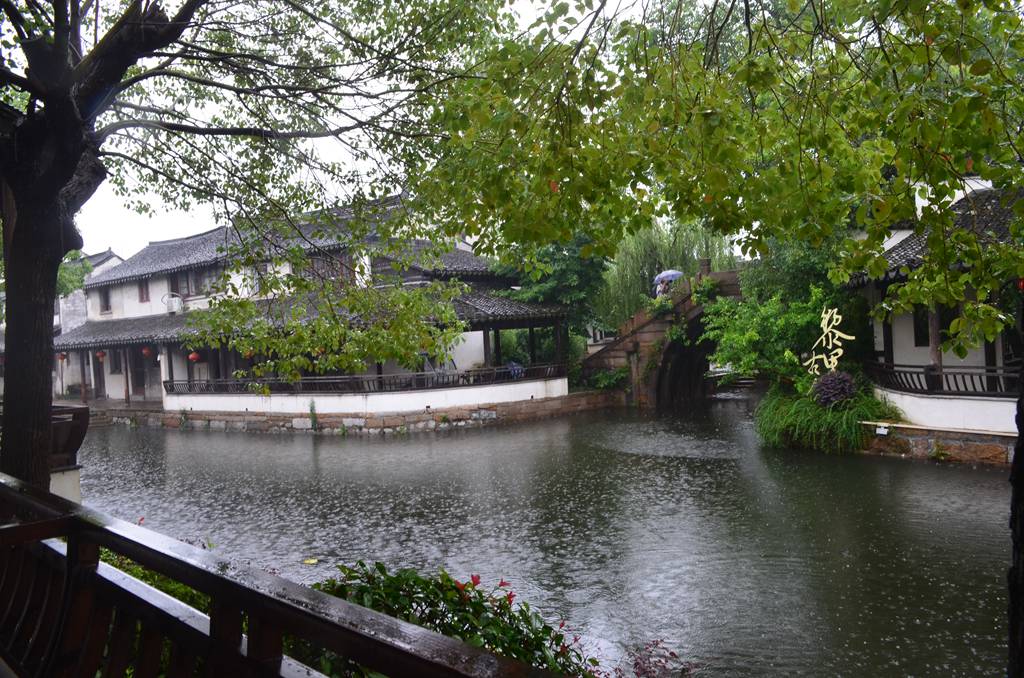 黎里古镇廊下赏雨