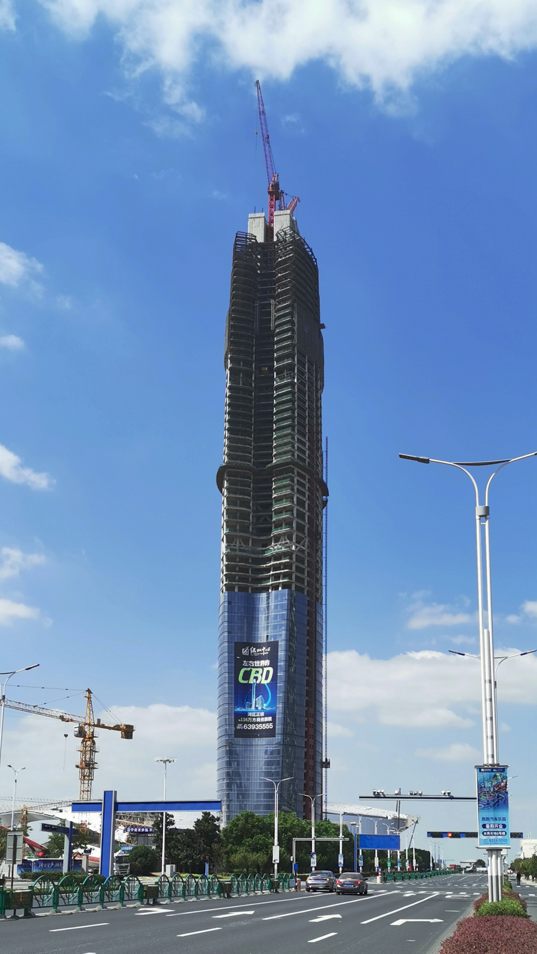 蓝天白云下的苏州湾美