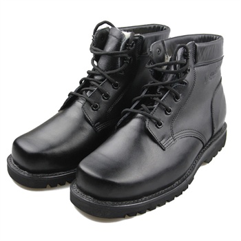 疑似冒充军人兜售皮鞋