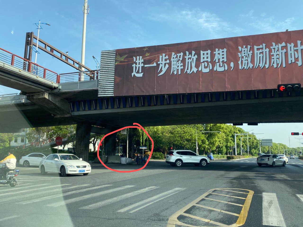 转角遇到爱这个路口没有人管吗