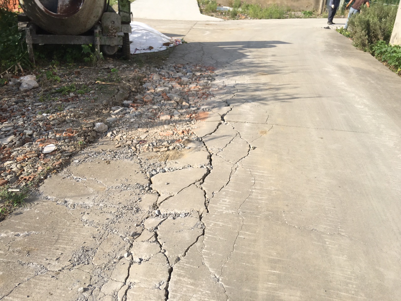 汾湖金家坝雪巷村孙家港农村道路遭破坏