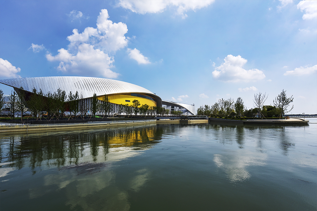 蓝天白云下的太湖湾