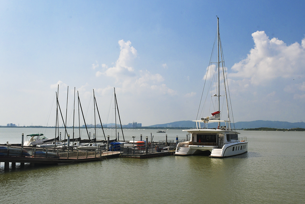 蓝天白云下的太湖湾