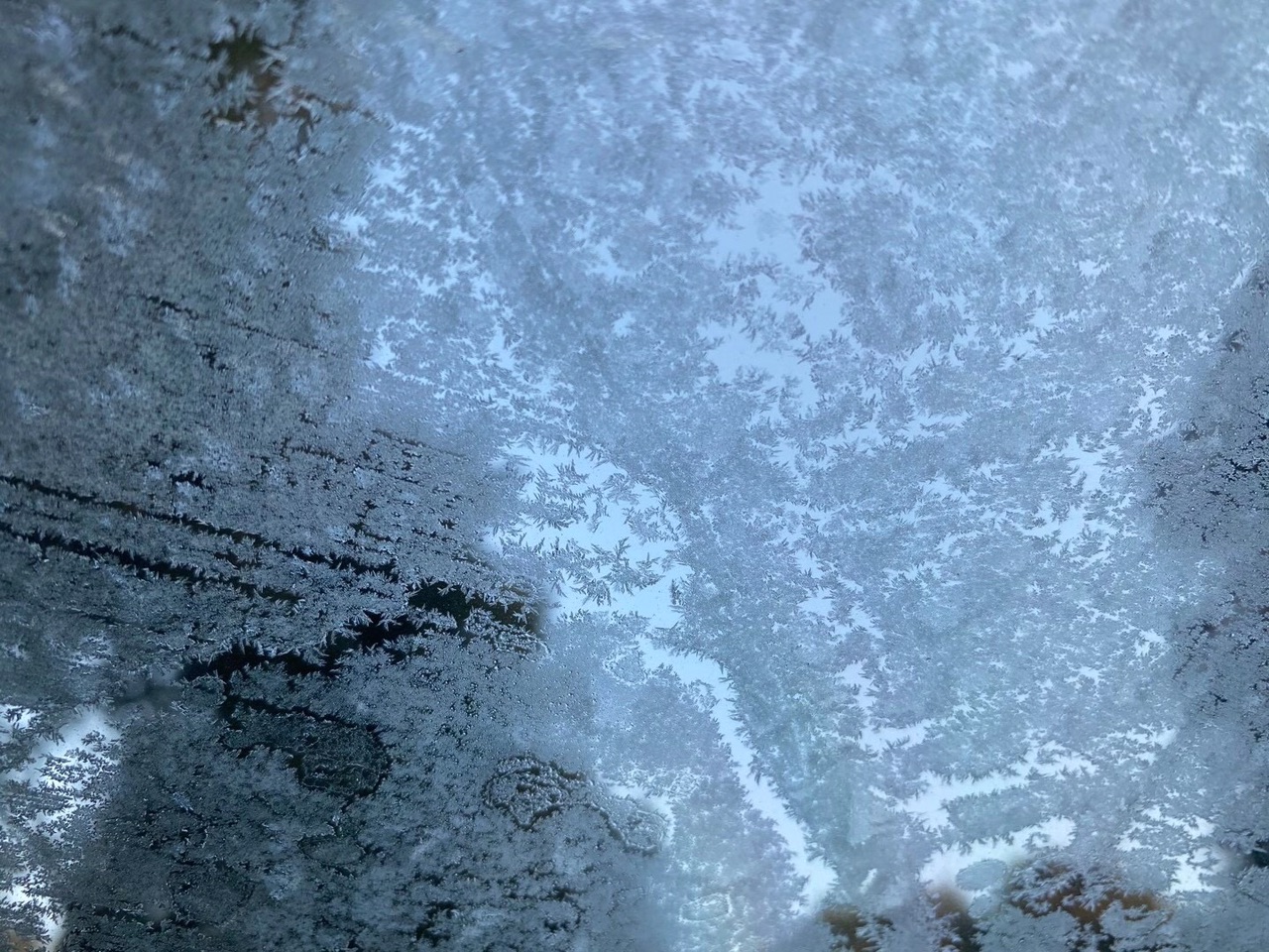 车窗玻璃上全是霜喷水直接冻上