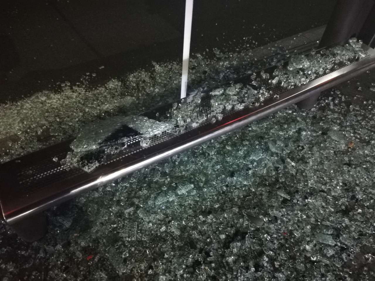 公交站台玻璃碎一地