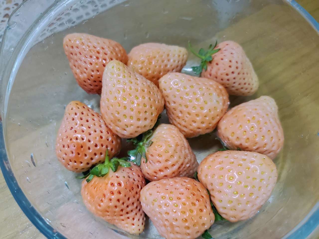 你们吃过粉草莓吗