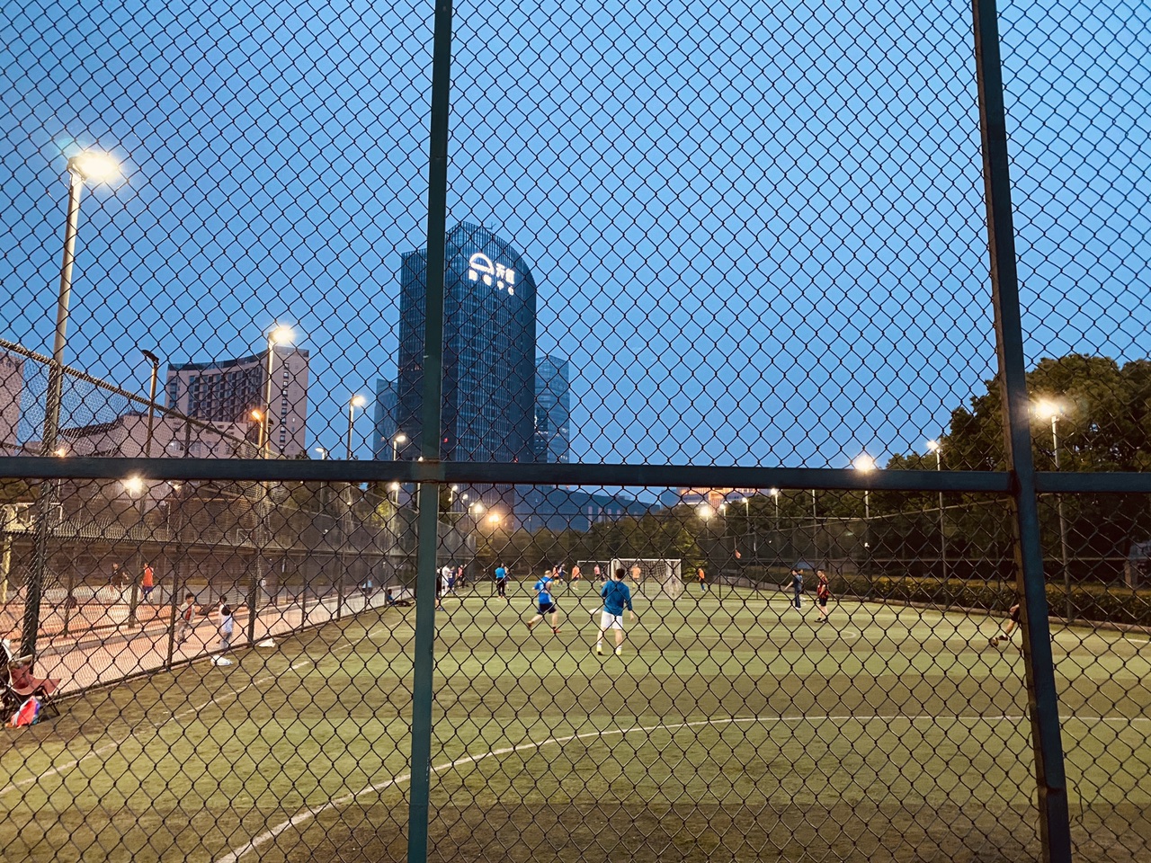 躲藏在城市中心的足球场