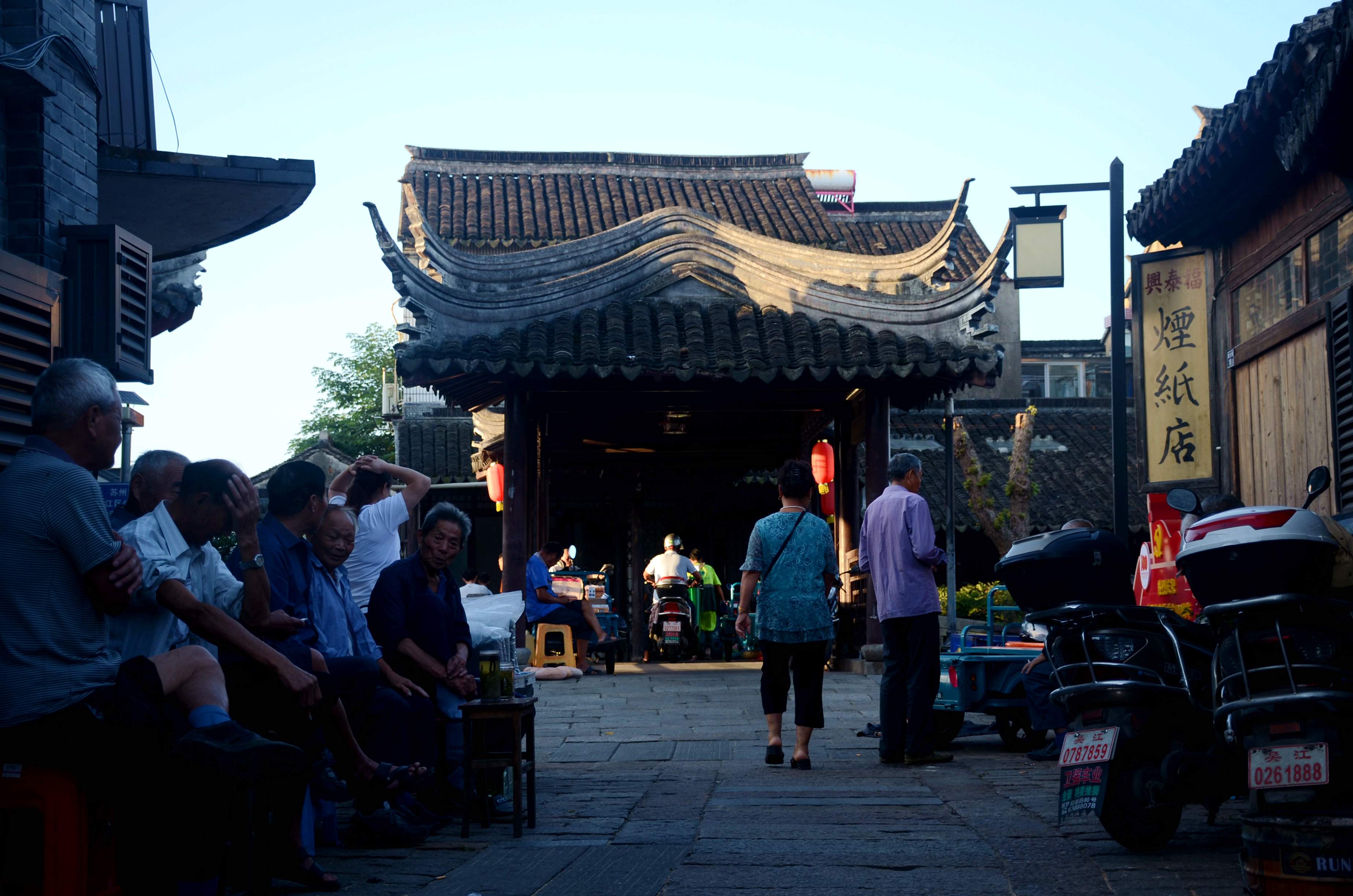 清晨的铜罗古镇烟火味实足