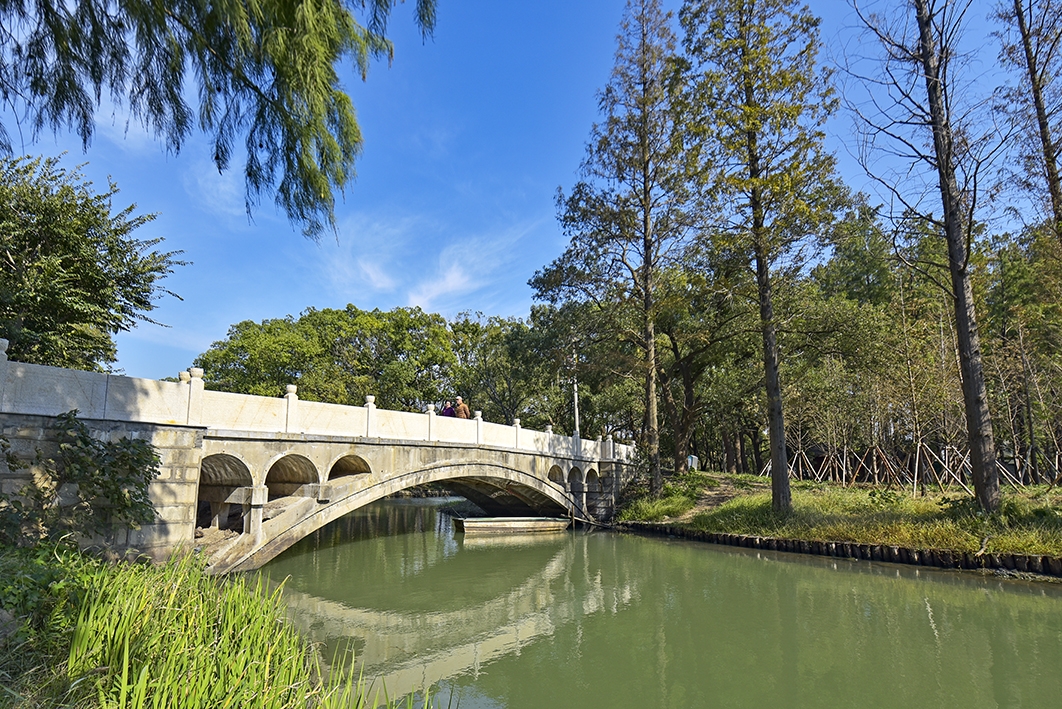 初冬的万公堤景色