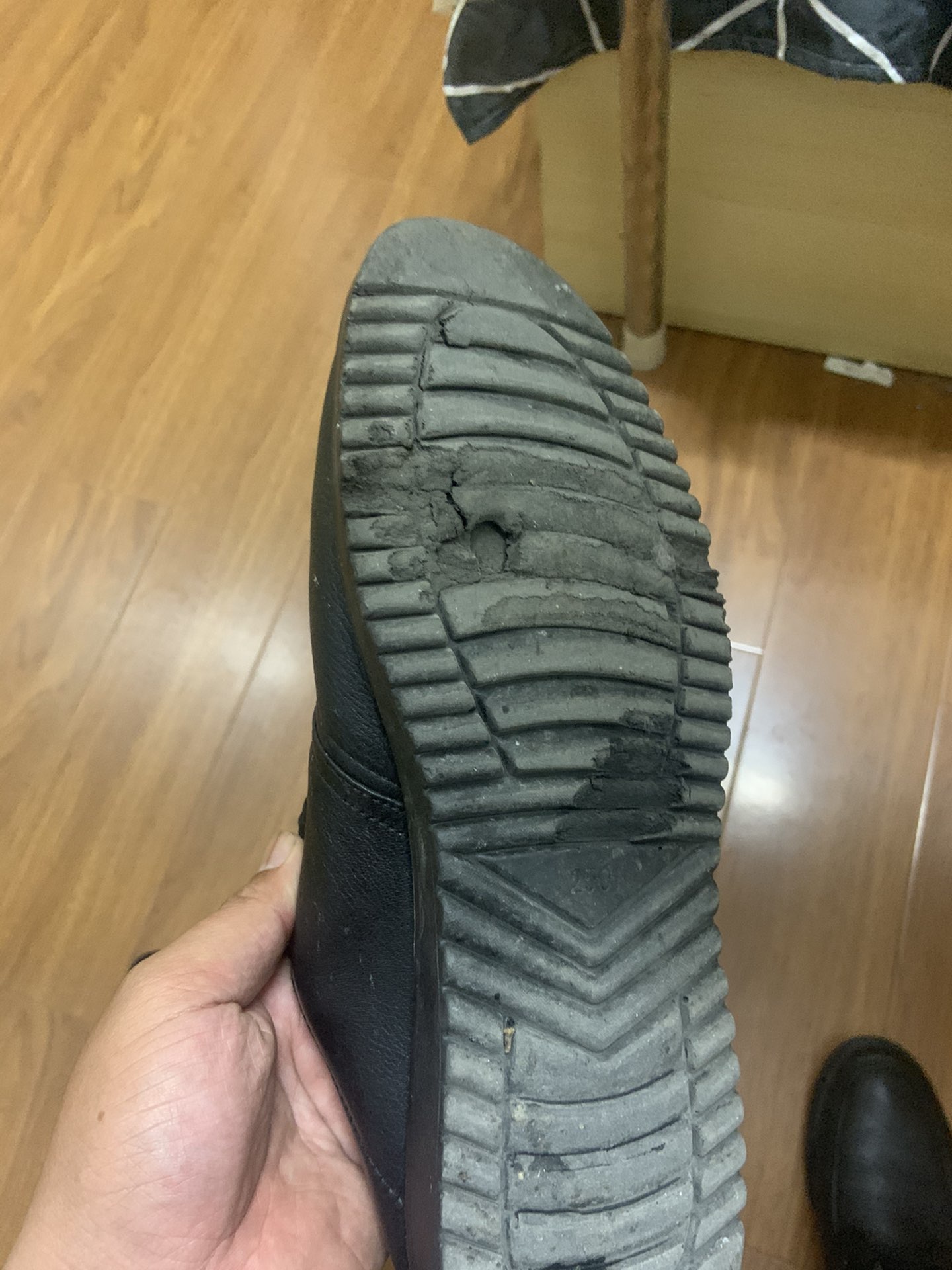 关于在都市星期天工厂店买鞋的质量断底开胶