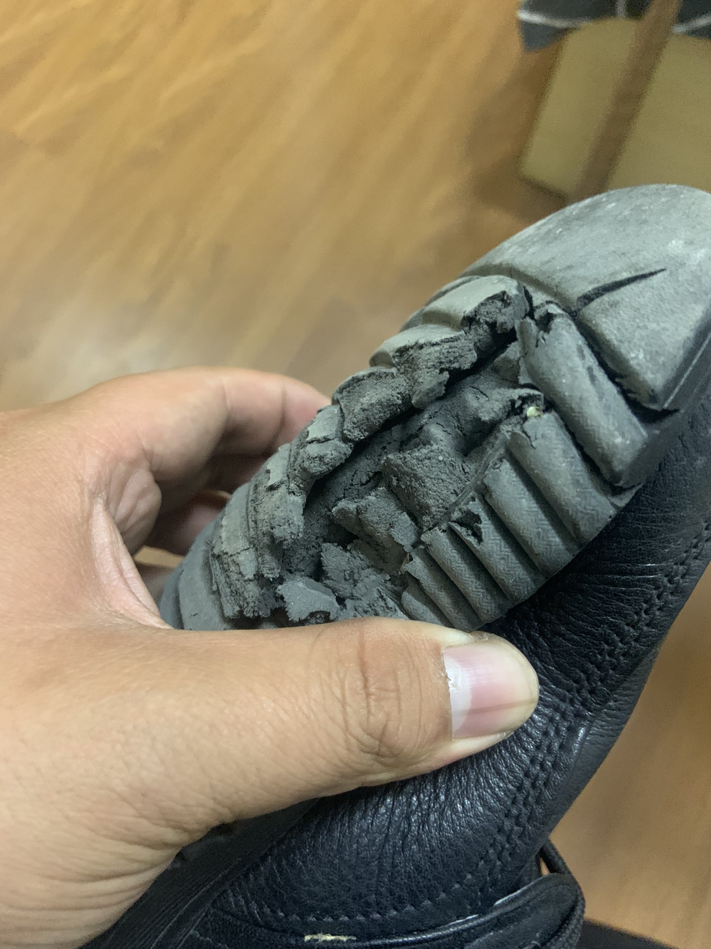 关于在都市星期天工厂店买鞋的质量断底开胶