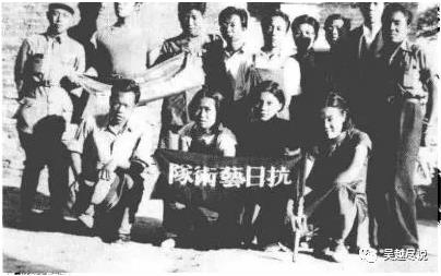 ▲抗日艺术队从西安出发前合影（前排左一沈求我，后排左五张仃）.jpg
