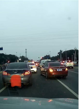 违章车 直行车道红灯强行变向左转车道.png