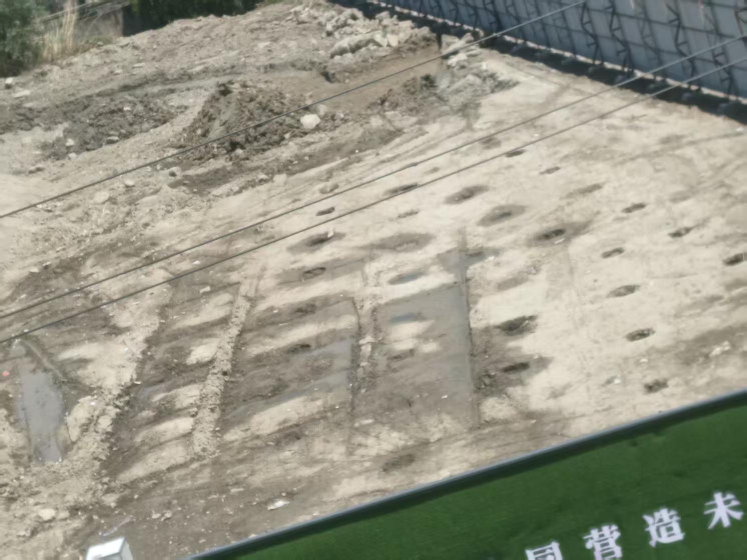 已经有挖机用土覆盖