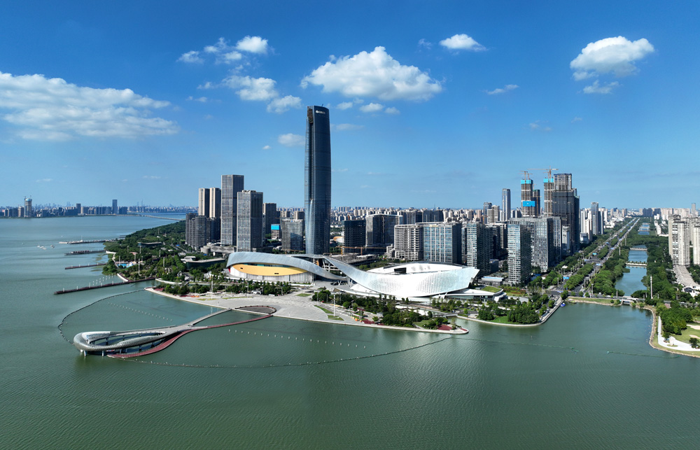 水晶蓝下的阅湖台.jpg