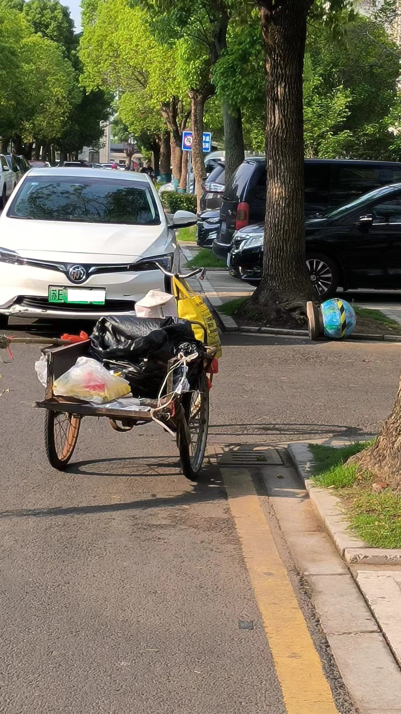 破坏物业违停石墩