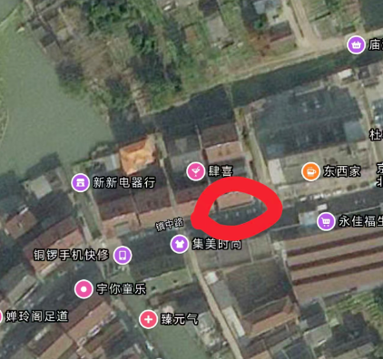 道路破损处位于镇中路。