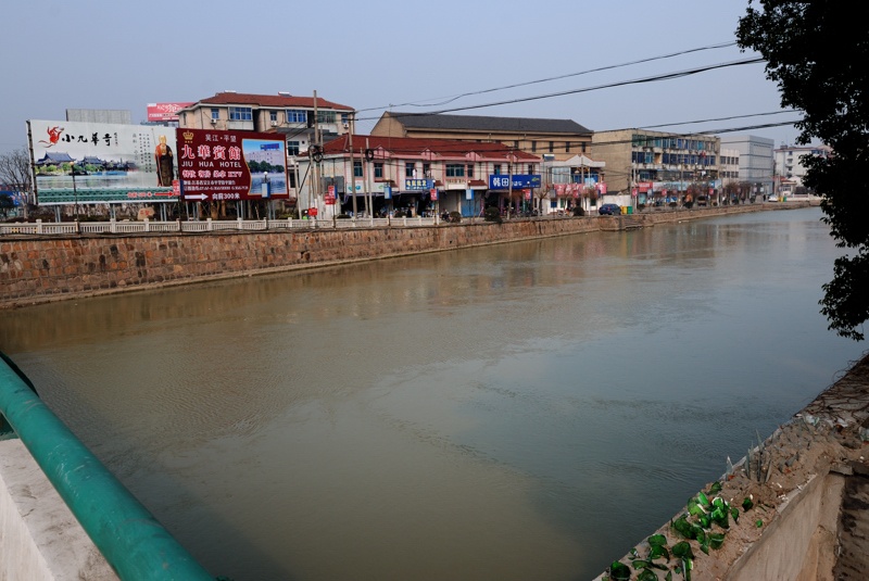 东:莺脰湖,画面右侧为莺湖公园,左侧为西塘街
