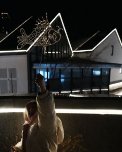 鱼灯糖画和小女孩