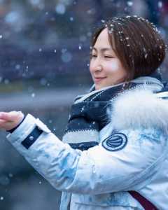 苏州初雪下的江南女子