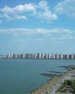 阅河湖翠影，揽花港湾景
