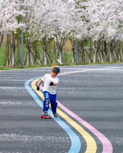 滑板男孩