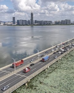 长虹卧波映湖天