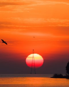 橘色天空下的东太湖