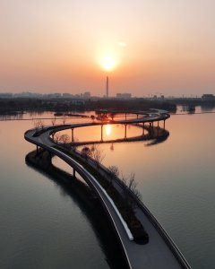夕阳慢行桥